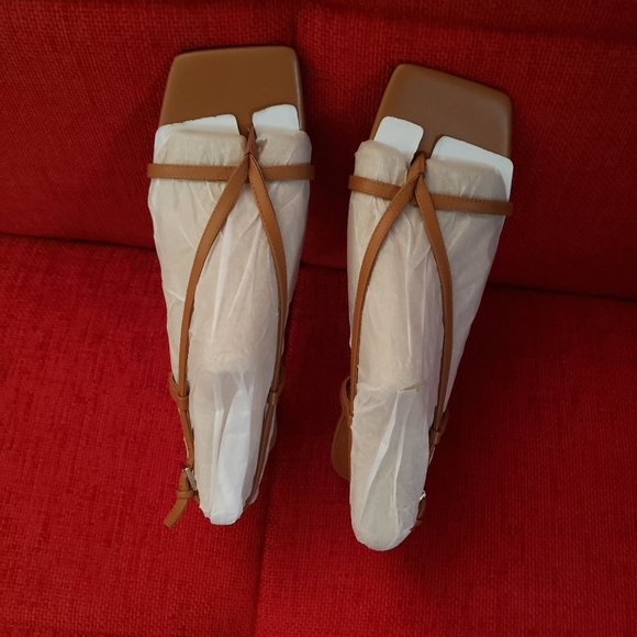 Calvin Klein Women's Willo Scrappy Leather Heel - Picture 5 of 8